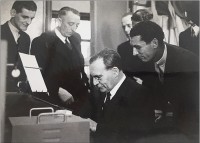 De indienststelling van het eerste na-oorlogse beveiligde telexnetwerk door de minister–president W. Drees, 5 april 1949